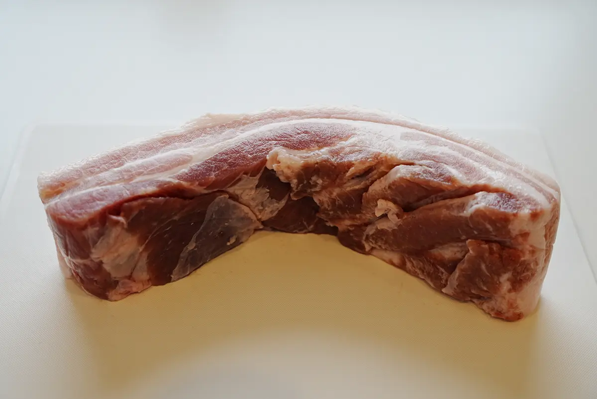 豚肉を水に浸ける