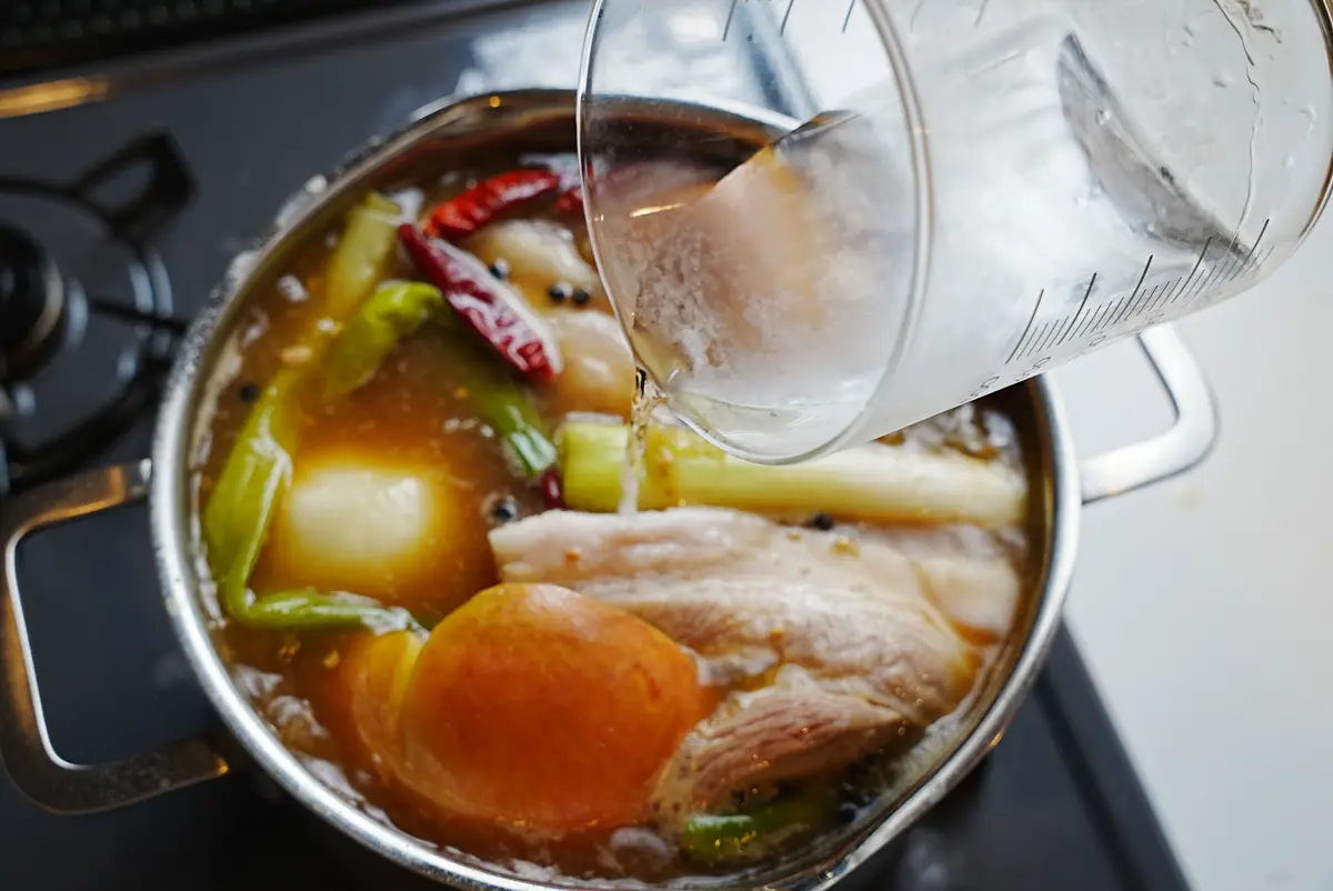 焼酎を注ぐ