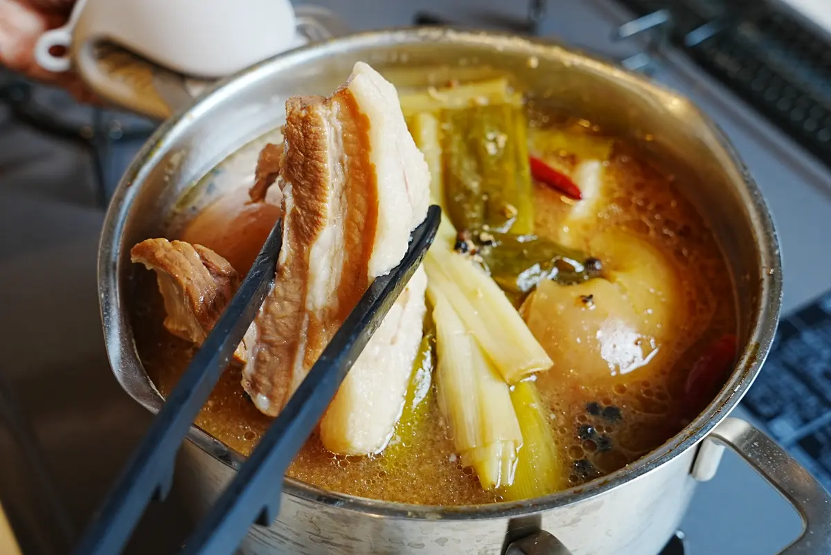 肉を取り出して切る