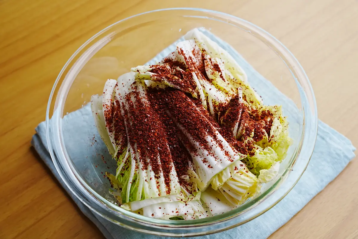 唐辛子粉が混ざる様子