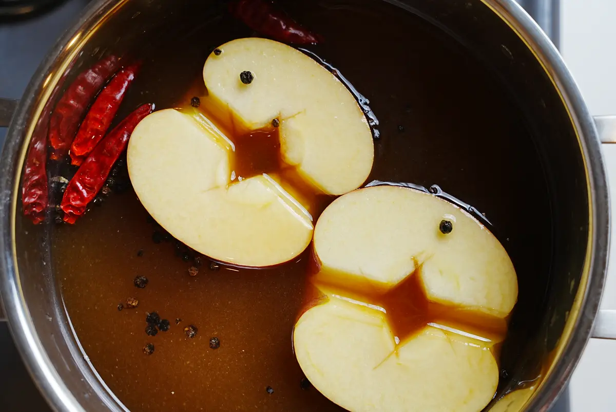 リンゴと玉ねぎを入れる