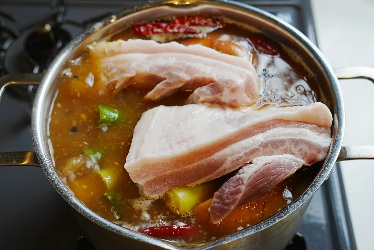 豚肉を入れる
