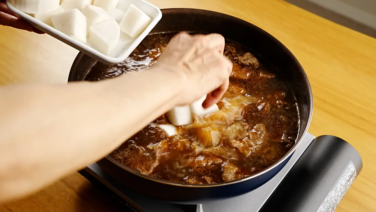 大根と玉ねぎを加えた様子