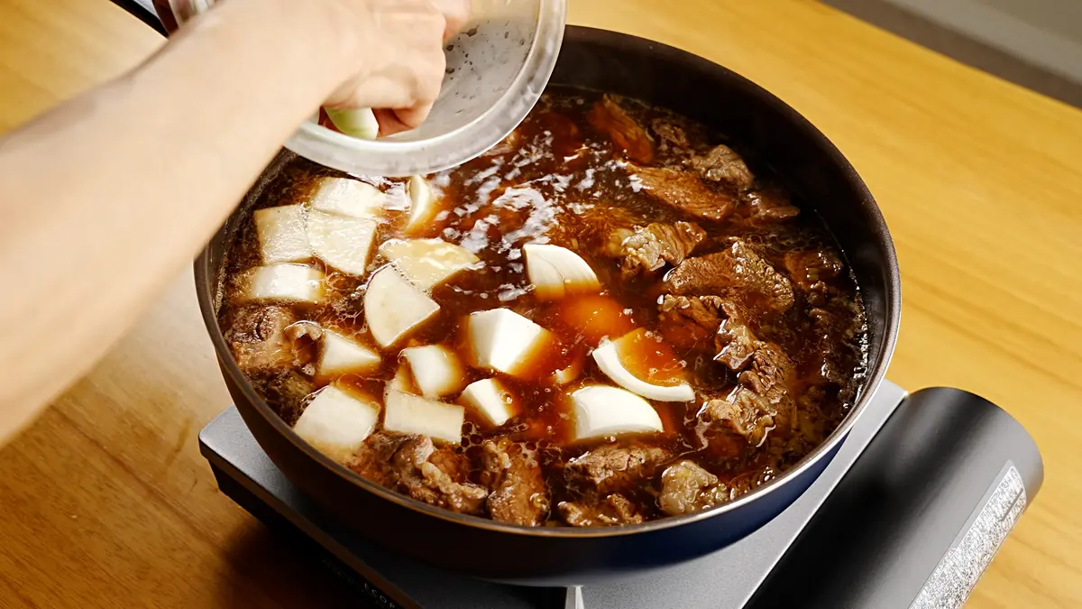 大根と玉ねぎを加えた様子