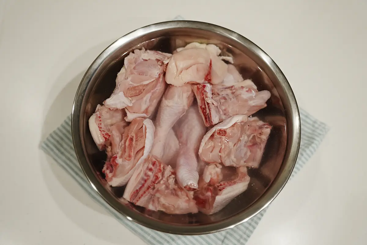 鶏肉を水に浸ける