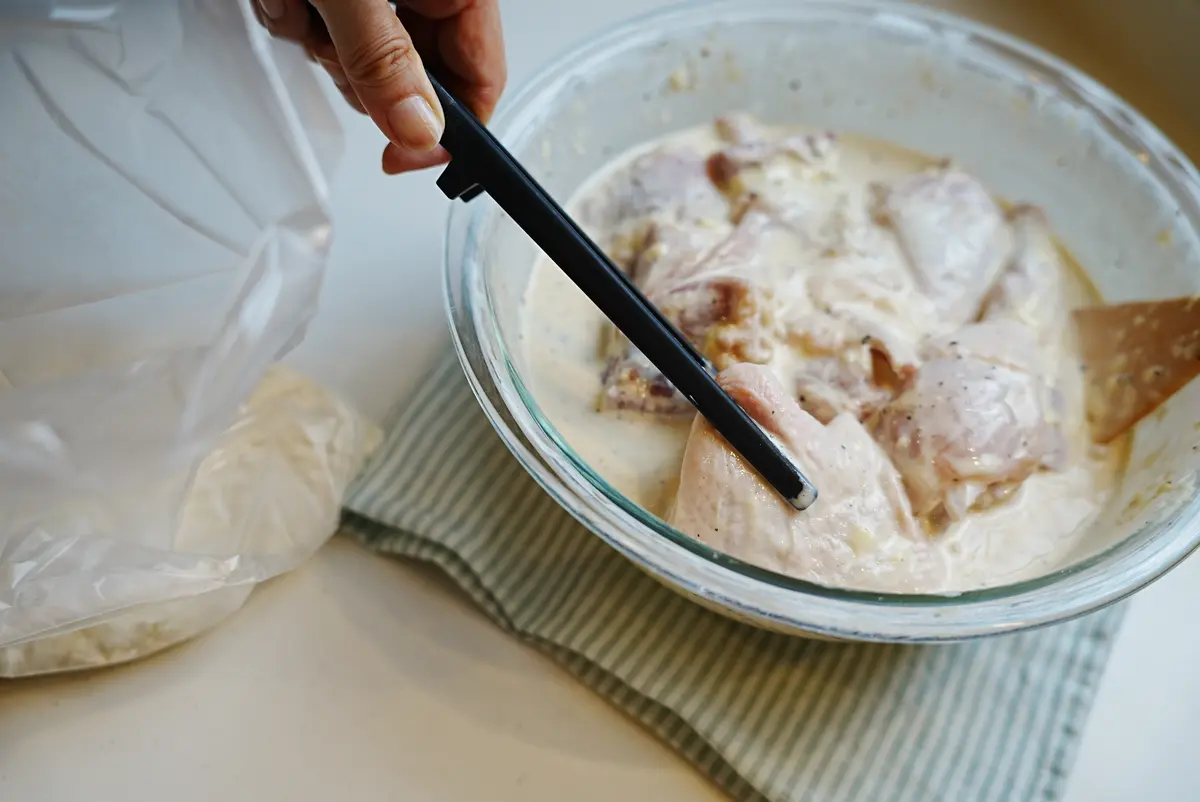袋に鶏肉を入れる